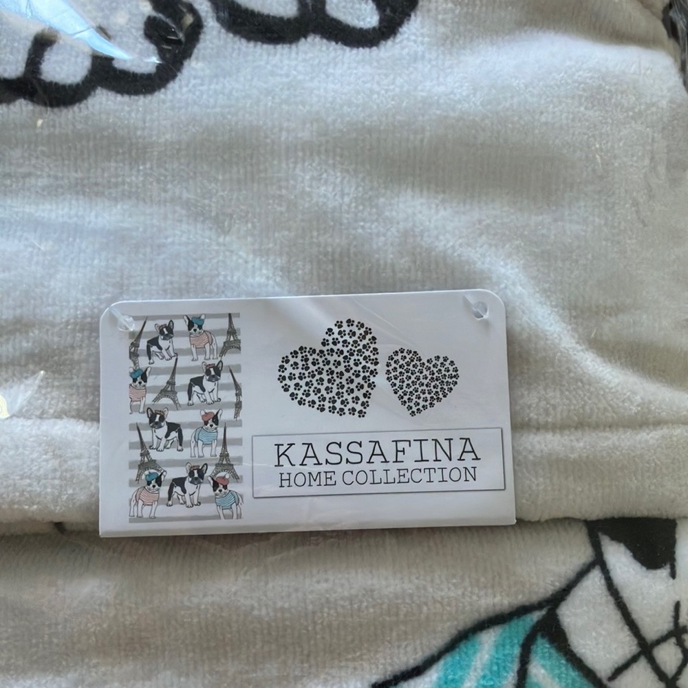 Kassafina “frenchie” towel set NWT